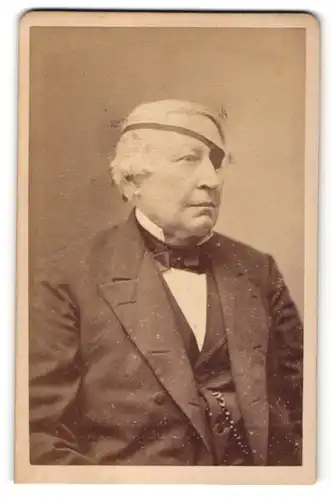 Fotografie Georg Hoelscher, Alsfeld, Portrait Edelmann mit Augenklappe im Anzug