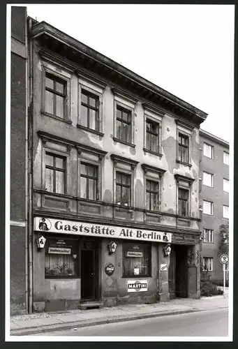 Fotografie Fotograf unbekannt, Ansicht Berlin-Charlottenburg, Krumme Strasse, Gaststätte Alt-Berlin Coca-Cola Reklame