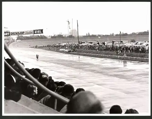 Fotografie Fotograf unbekannt, Ansicht Berlin, Motorrad auf der AVUS, Blick von der Haupttribühne zur Steilkurve