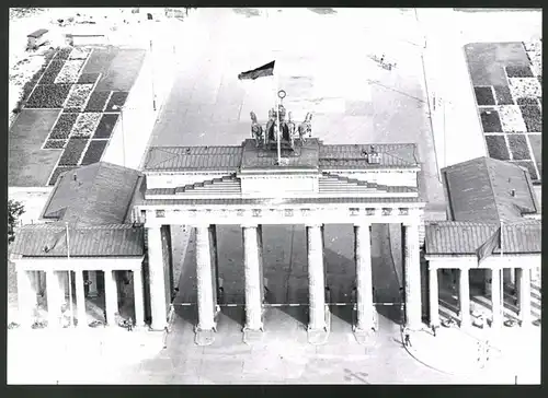 Fotografie Fotograf unbekannt, Ansicht Berlin, Zonengrenze, Brandenburger Tor mit DDR-Fahne