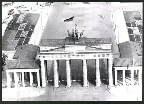 Fotografie Fotograf unbekannt, Ansicht Berlin, DDR-Fahne auf dem Brandenburger Tor, Zonengrenze
