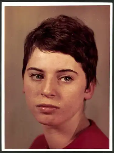 Fotografie Portrait junge Frau mit Kurzhaar-Frisur