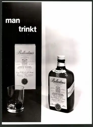 Fotografie Produkt-Reklame, man trinkt Ballentines Scotch Whisky