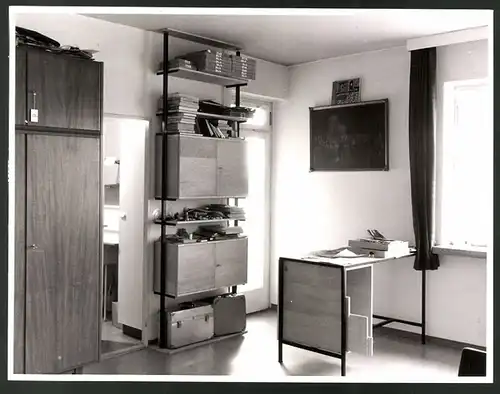 Fotografie Büro-Einrichtung, funktionale Möbel im Bauhaus-Stil