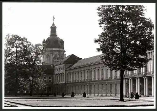 Fotografie Fotograf unbekannt, Ansicht Berlin, Partie am Schloss Charlottenburg