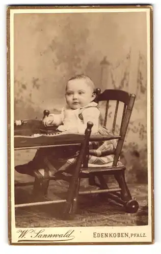 Fotografie W. Sannwald, Edenkoben i/Pfalz, Portrait Säugling in Kindersitz