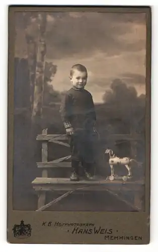 Fotografie Hans Weis, Memmingen, Portrait kleiner Bub mit Spielzeugpferd