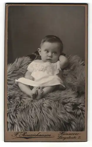 Fotografie F. Renziehausen, Hannover, Portrait Kleinkind in Leibchen