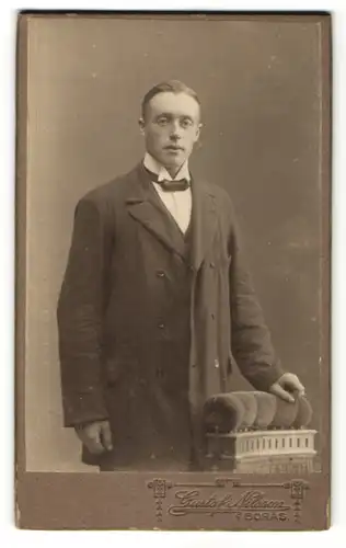 Fotografie Gustaf Nilsson, Boras, Portrait junger Herr in Anzug