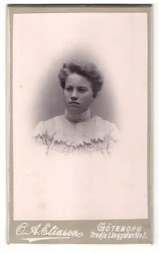 Fotografie C. A. Eliason, Göteborg, Portrait Fräulein mit Hochsteckfrisur