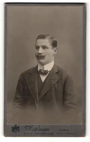 Fotografie S. Weitzmann, Wien, Portrait Herr mit Oberlippenbart