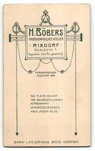 Fotografie Hermann Böbers, Berlin-Rixdorf, Portrait Kleinkind in Leibchen