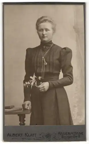 Fotografie Albert Klatt, Angermünde, Portrait junge Frau mit zusammengebundenem Haar