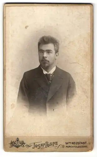 Fotografie Josef Pompe, Wiener Neustadt, Portrait junger Mann mit Brille