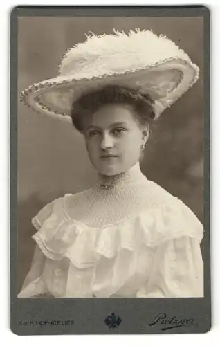 Fotografie C.Pietzner, Wien, Portrait junge Dame mit modischem Hut