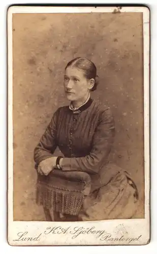 Fotografie K. A. Sjöberg, Lund, Portrait junge Frau mit zusammengebundenem Haar