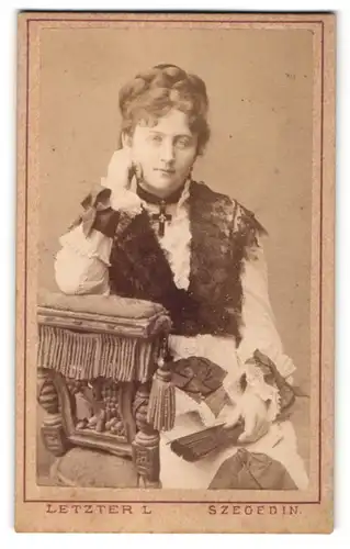 Fotografie L. Letzter, Szegeden, Portrait Dame mit geflochtenem Haar