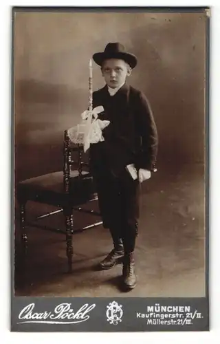 Fotografie Oscar Pöckl, München, Portrait Knabe in festlicher Kleidung mit Hut