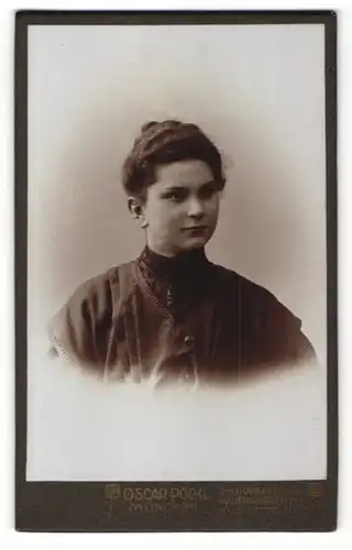 Fotografie Oscar Pöckl, München, Portrait Fräulein mit zusammengebundenem Haar