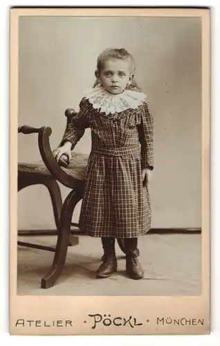 Fotografie Atelier Pöckl, München, Portrait kleines Mädchen in kariertem Kleid