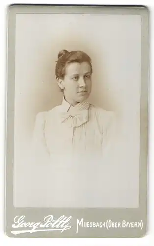 Fotografie Georg Pöltl, Miesbach i/Oberbayern, Portrait junge Frau mit zusammengebundenem Haar