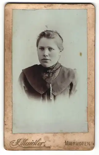 Fotografie J. Maidler, Mairhofen, Portrait Fräulein in zeitgenöss. Kleidung