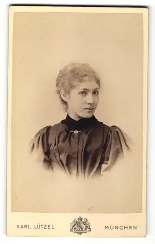 Fotografie Karl Lützel, München, Portrait Fräulein mit zusammengebundenem Haar