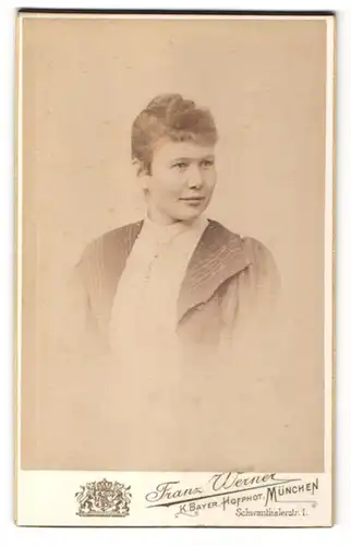 Fotografie Franz Werner, München, Portrait junge Frau mit zusammengebundenem Haar