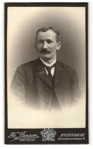Fotografie H. Simson, Rosenheim, Portrait bürgerlicher Herr im Anzug mit Zwirbelbart