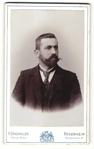 Fotografie K. Drechsler, Rosenheim, Portrait Herr mit Vollbart im Anzug mit Krawatte