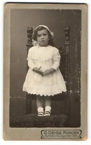 Fotografie G. Deisz, München, Portrait niedliches kleines Mädchen im Festkleid