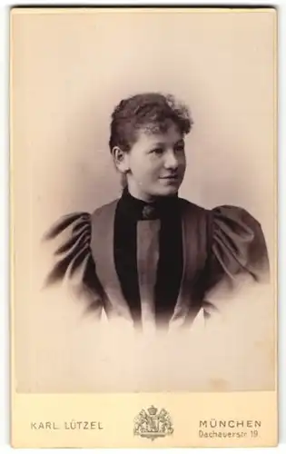 Fotografie Karl Lützel, München, Portrait hübsche junge Frau in eleganter Bluse