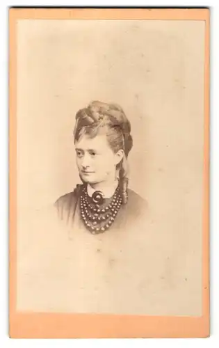 Fotografie L. Bresslmair, Meran, Portrait elegante Dame mit Hochsteckfrisur mit Perlenkette