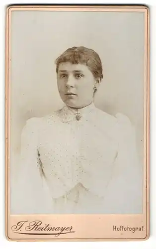 Fotografie J. Reitmayer, Tegernsee, Portrait charmant blickendes Fräulein in weisser Bluse