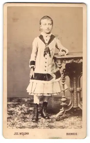 Fotografie Jos. Woldan, Budweis, Portrait bezaubernd süsses Mädchen im hübschen Kleid und Schnürstiefeln