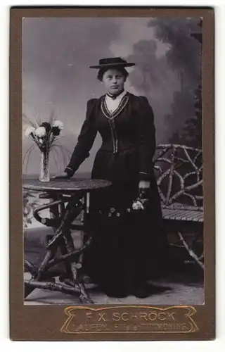 Fotografie F. X. Schröck, Laufen, Portrait hübsche Dame mit interessantem Hut