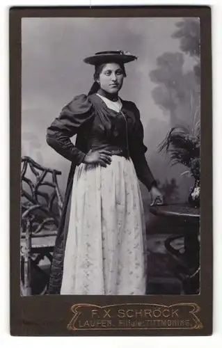 Fotografie F. X. Schröck, Laufen, Portrait junge hübsche Frau mit Hut in elegantem Trachtenkleid