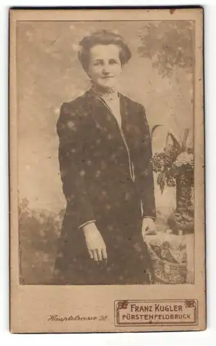 Fotografie Franz Kugler, Fürstenfeldbruck, lächelnde Dame mit gerüschtem Kragen