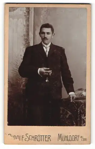 Fotografie Rudolf Schrötter, Mühldorf / Inn, junger Mann mit Oberlippenbart und Zigarre im Anzug