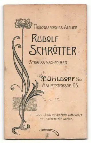 Fotografie Rudolf Schrötter, Mühldorf / Inn, junger Mann mit Oberlippenbart und Zigarre im Anzug