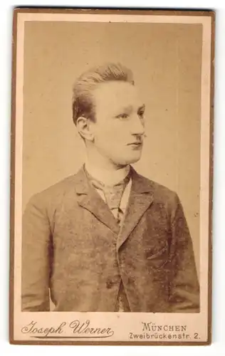 Fotografie Joseph Werner, München, Portrait blonder junger Mann mit Krawatte im Jackett