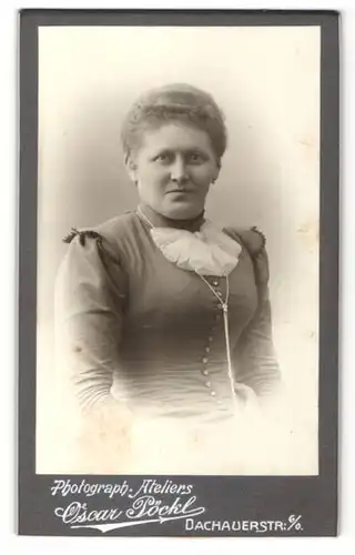 Fotografie Oscar Pöckl, München, Portrait wunderschöne Dame mit Rüschenkragen und Halskette