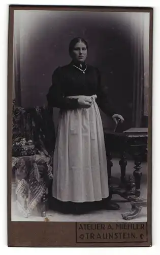 Fotografie A. Miehler, Traunstein, Portrait dunkelhaarige Schönheit mit weisser Schürze und zurückgebundenem Haar