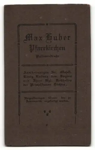 Fotografie Max Huber, Pfarrkirchen, charmantes dunkelhaariges Fräulein mit Zeitschrift