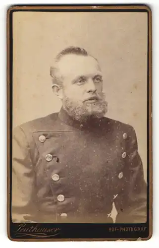 Fotografie F. X. Peuthauser, Bad Krankenheil, Portrait Mann mit Vollbart in Uniform