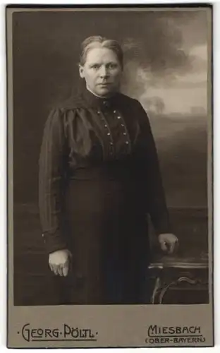 Fotografie Georg Pöltl, Miesbach / Ober-Bayern, Portrait Frau mit Kragenbrosche in zeitgenössischer Kleidung