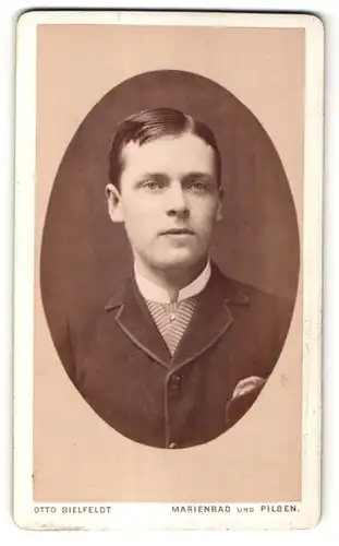 Fotografie Otto Bielfeldt, Marienbad und Pilsen, Portrait junger Mann mit Seitenscheitel im Anzug