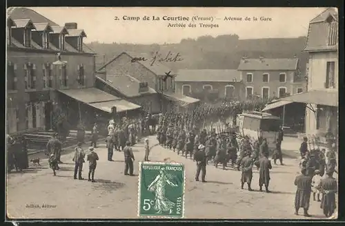 AK Camp de La Courtine, Avenue de la Gare, Arrivee des Troupes