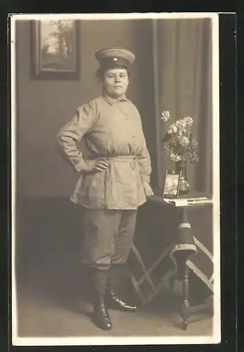 AK Frau im Kriegseinsatz als Eisenbahn-Schaffnerin, Uniformfoto
