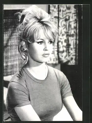 AK Schauspielerin Brigitte Bardot mit Hochsteckfrisur im Shirt
